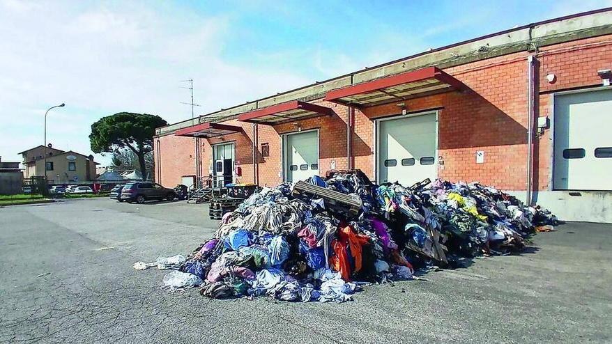 Prato, guerra della logistica: c’è una pista che porta a un furgone bianco