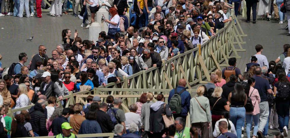 Pisa, la marcia spontanea per raggiungere il Vaticano e salutare Papa Francesco<br>

