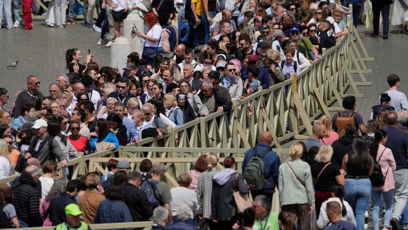 Pisa, la marcia spontanea per raggiungere il Vaticano e salutare Papa Francesco<br type="_moz" />