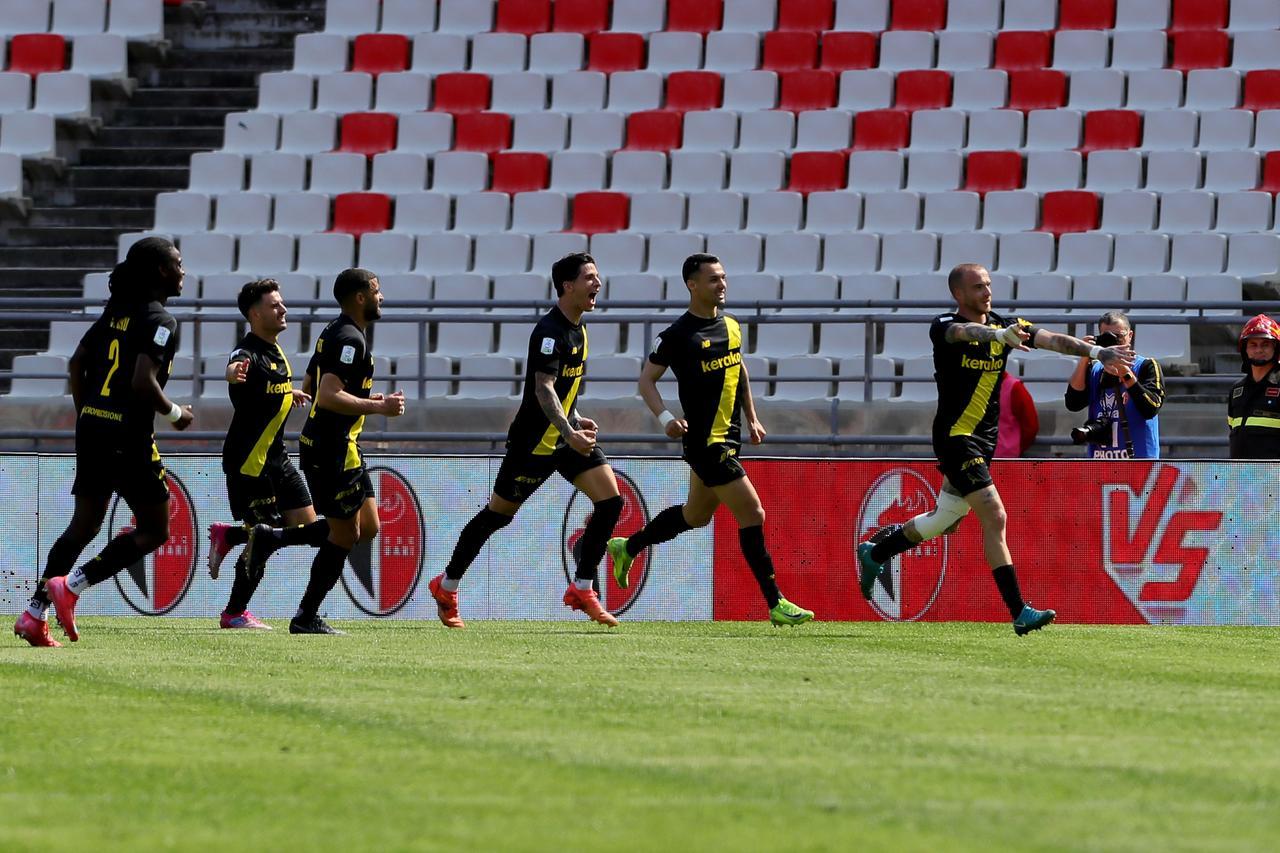 
	I gialli esultano dopo il rigore segnato da Palumbo

