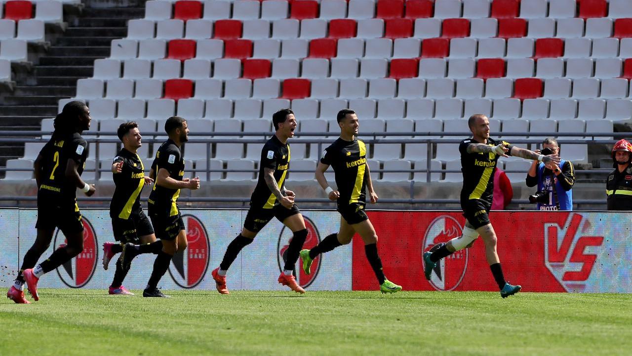 I gialli esultano dopo il rigore segnato da Palumbo