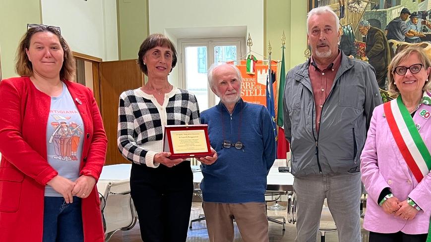 L'assessora alla Cultura di Vignola Daniela Fatatis, Vilma Reggianini, Sergio Baldelli, Dante Reggianini e la sindaca di Vignola Emilia Muratori