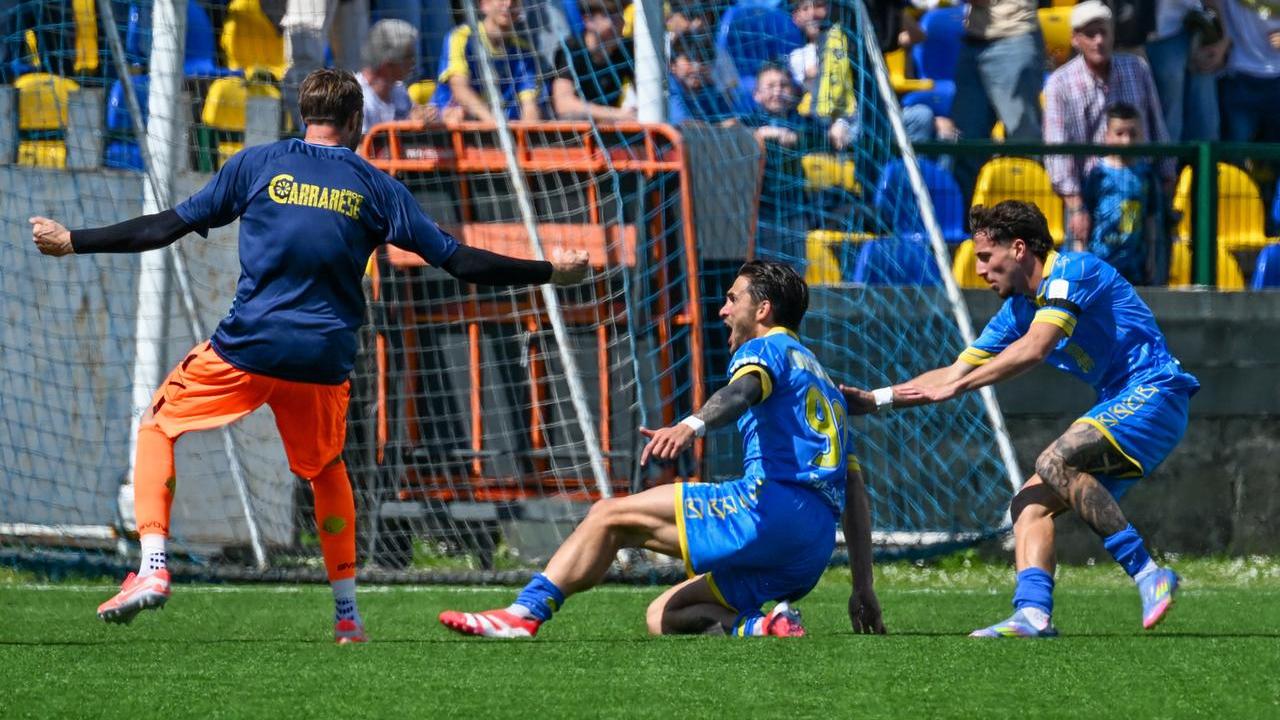 La gioia di Ernesto Torregrossa dopo il gol