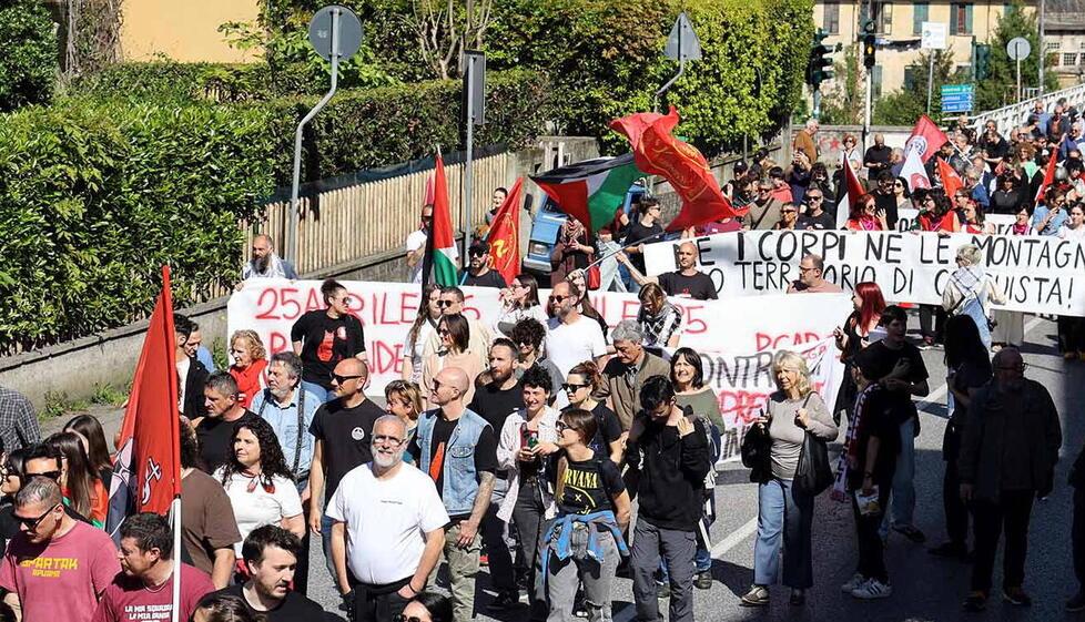 Massa, in 300 sfilano in centro per la Liberazione: «È partigiano chi lotta per gli ultimi»