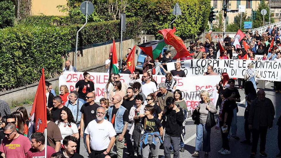 Massa, in 300 sfilano in centro per la Liberazione: «È partigiano chi lotta per gli ultimi»
