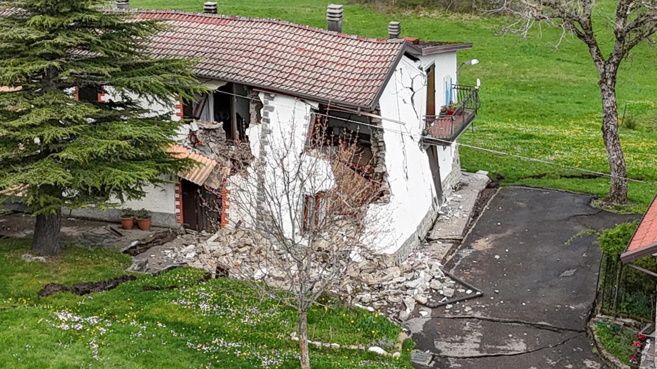 Emergenza frana a Boccassuolo, il sindaco: «Sospendiamo l’Imu e la Tari per le persone colpite»