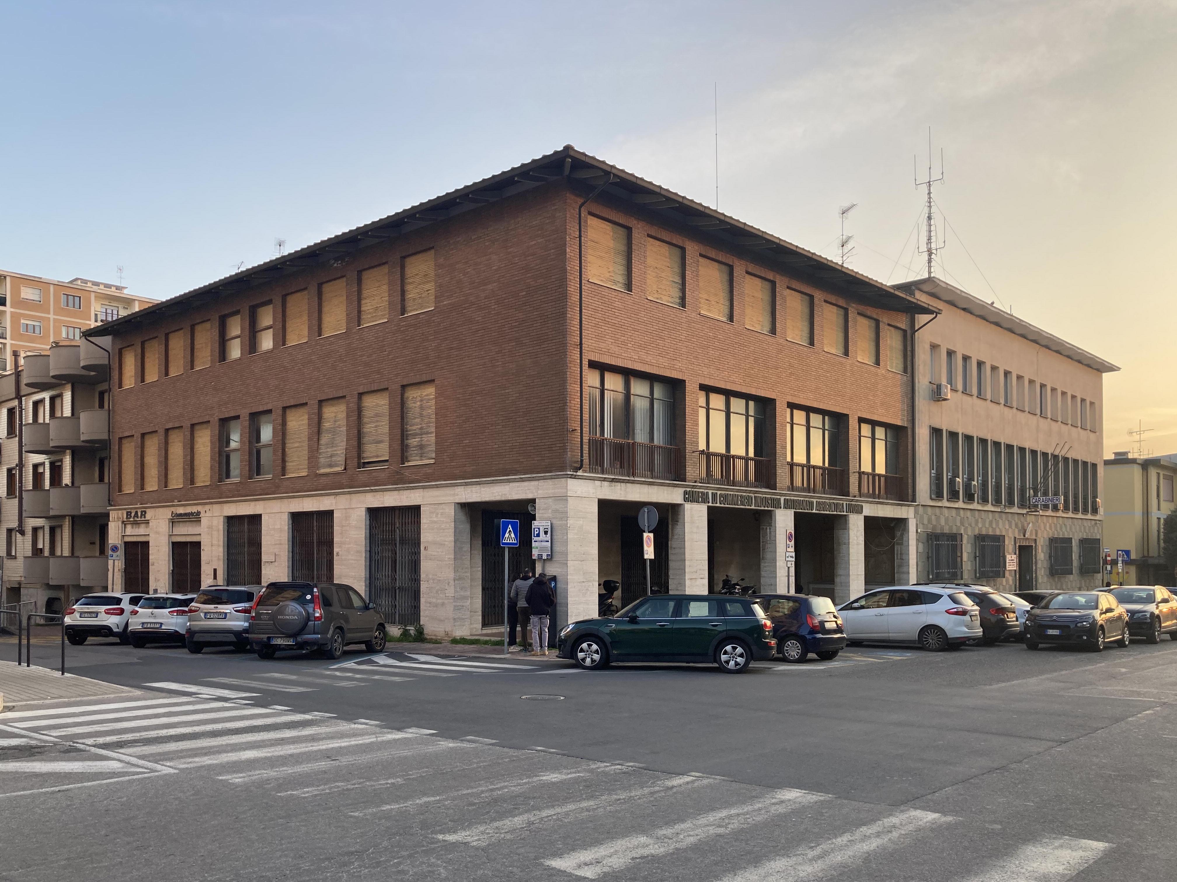 A destra la sede dei carabinieri della Compagnia di Cecina (foto d'archivio)