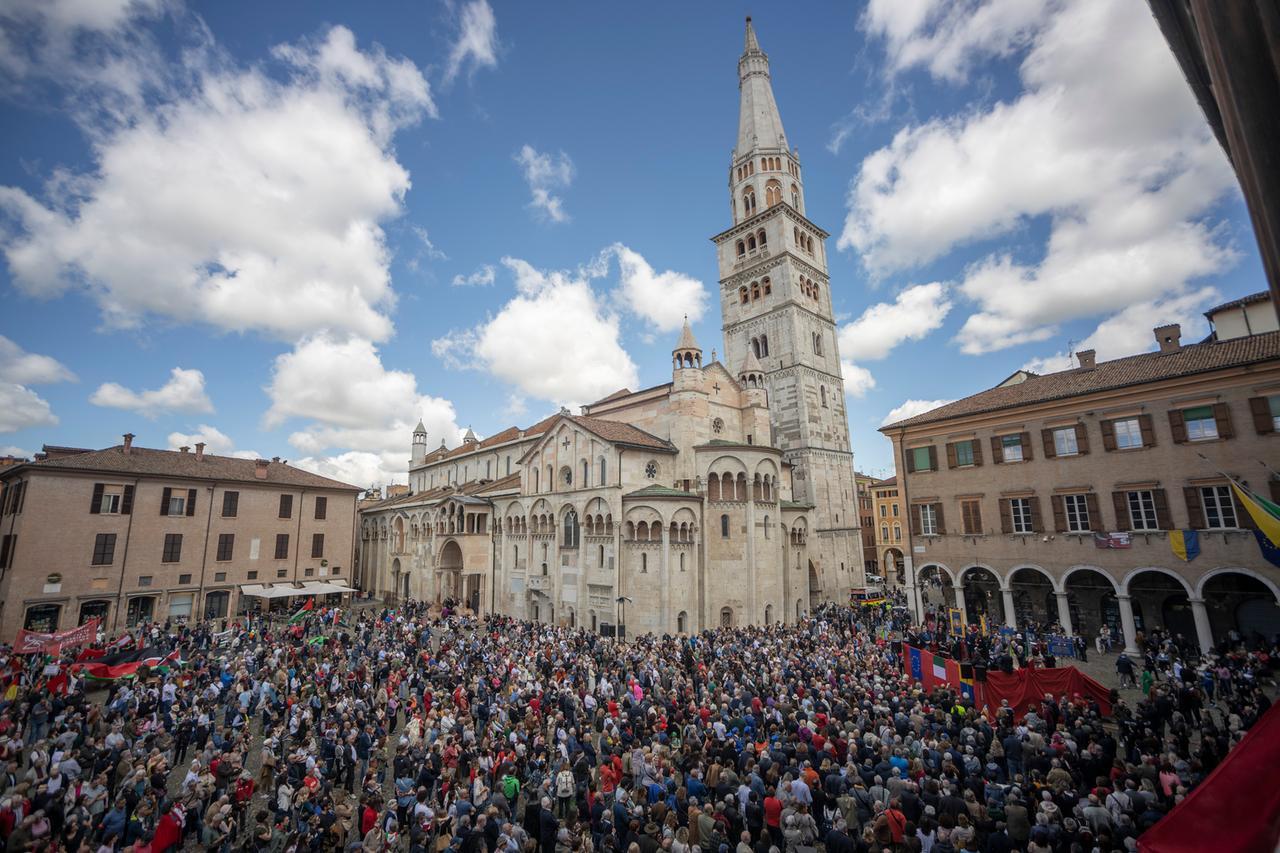 Festa della Liberazione con dedica a Papa Francesco: in duemila in piazza Grande a Modena