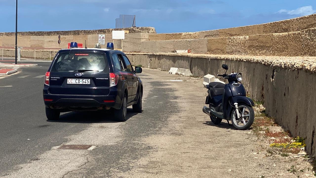 Naufragio mortale all’Asinara, nella barca affondata trovati due caschi da motociclista