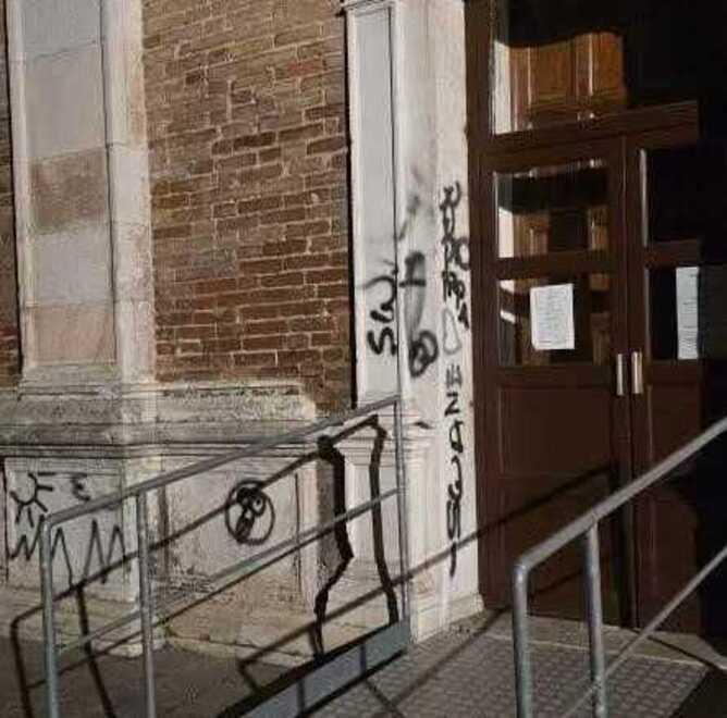 Ferrara, la movida incivile non risparmia neanche la chiesa di San Francesco