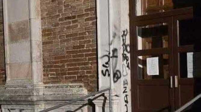 Ferrara, la movida incivile non risparmia neanche la chiesa di San Francesco