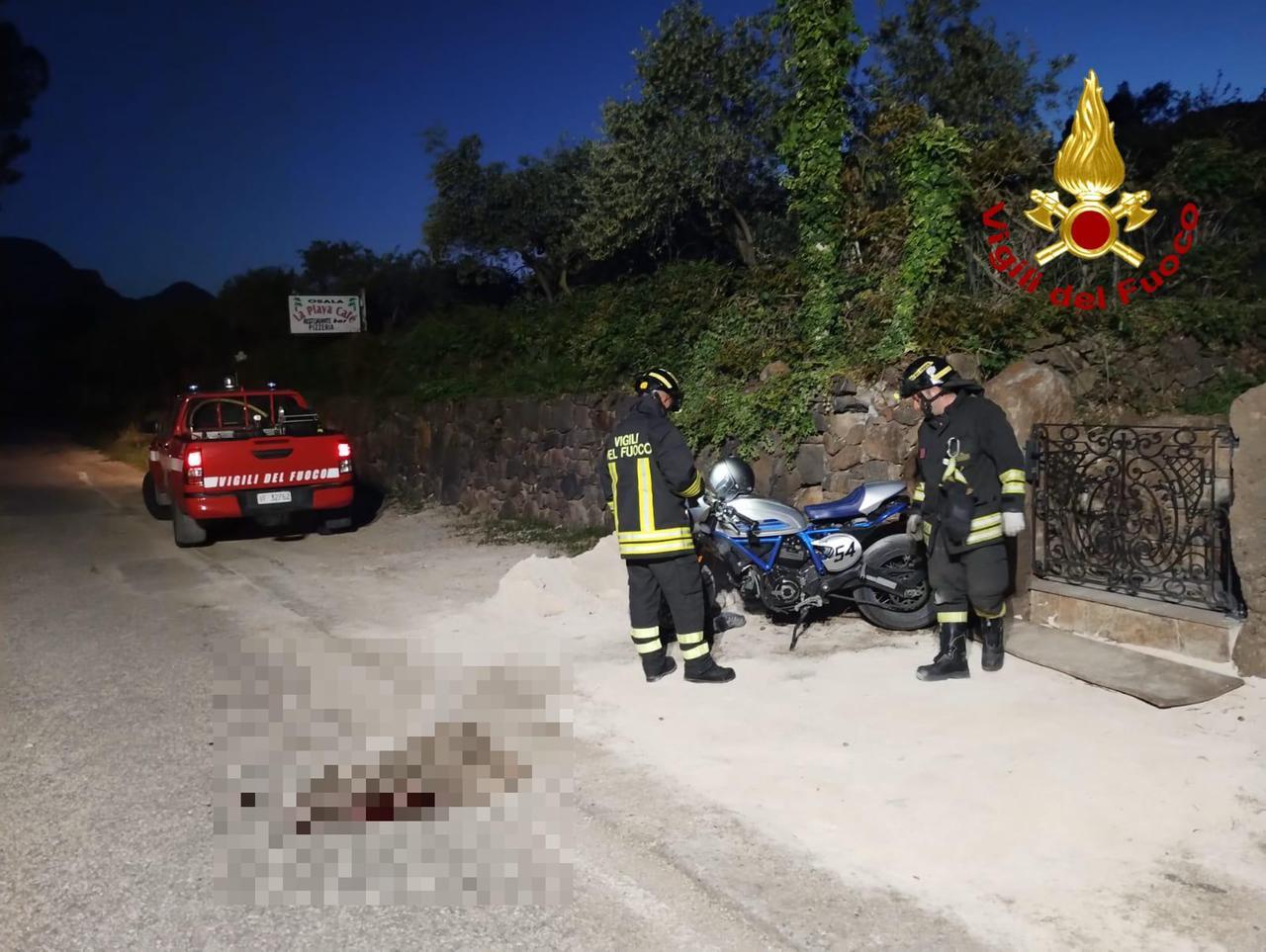Perde il controllo della moto e cade sull’asfalto, grave un ragazzo