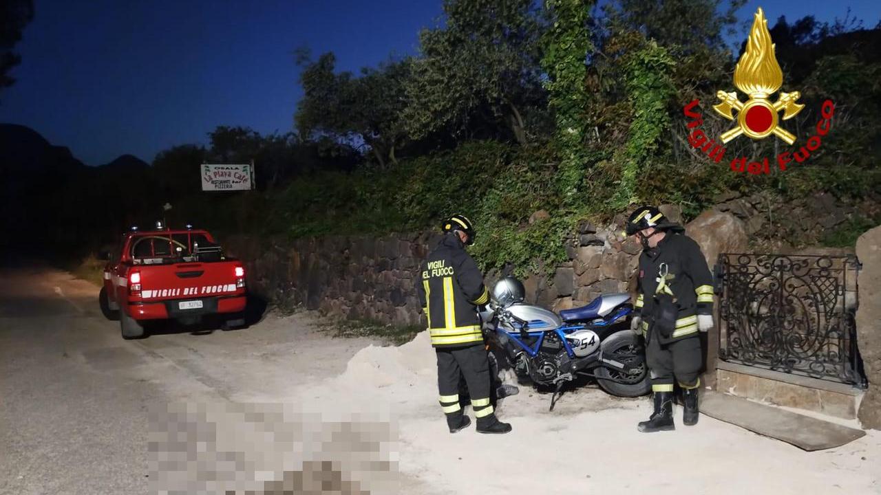 Perde il controllo della moto e cade sull’asfalto, grave un ragazzo