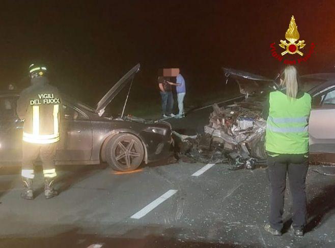 Scontro tra due auto, tre persone ferite