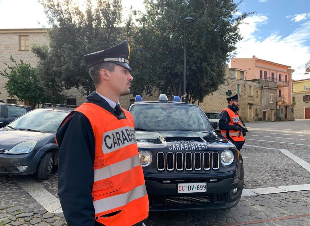 Rompono la serratura con la smerigliatrice e fanno irruzione nell’ufficio postale