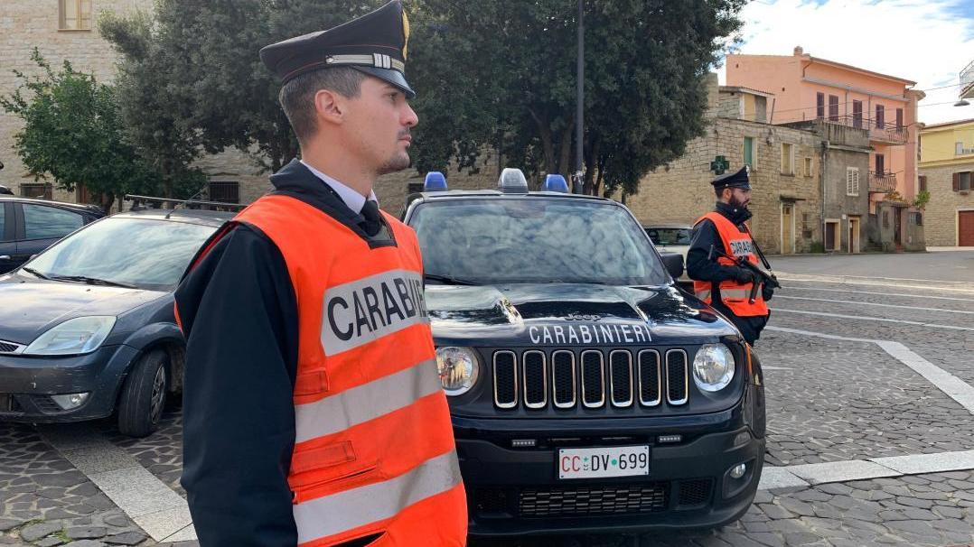 Rompono la serratura con la smerigliatrice e fanno irruzione nell’ufficio postale