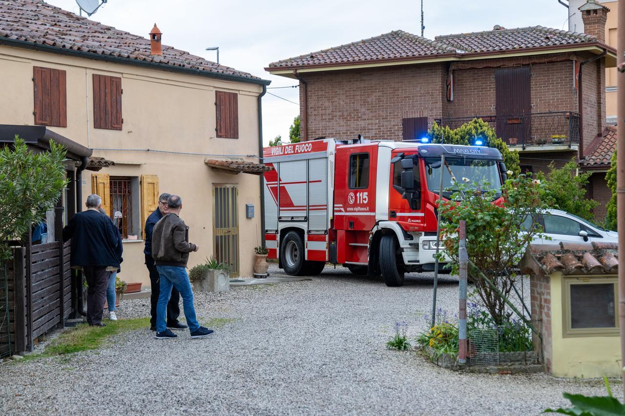 Spara e infiocina il cugino. I vicini: «Abbiamo sentito le urla, una scena terribile»
