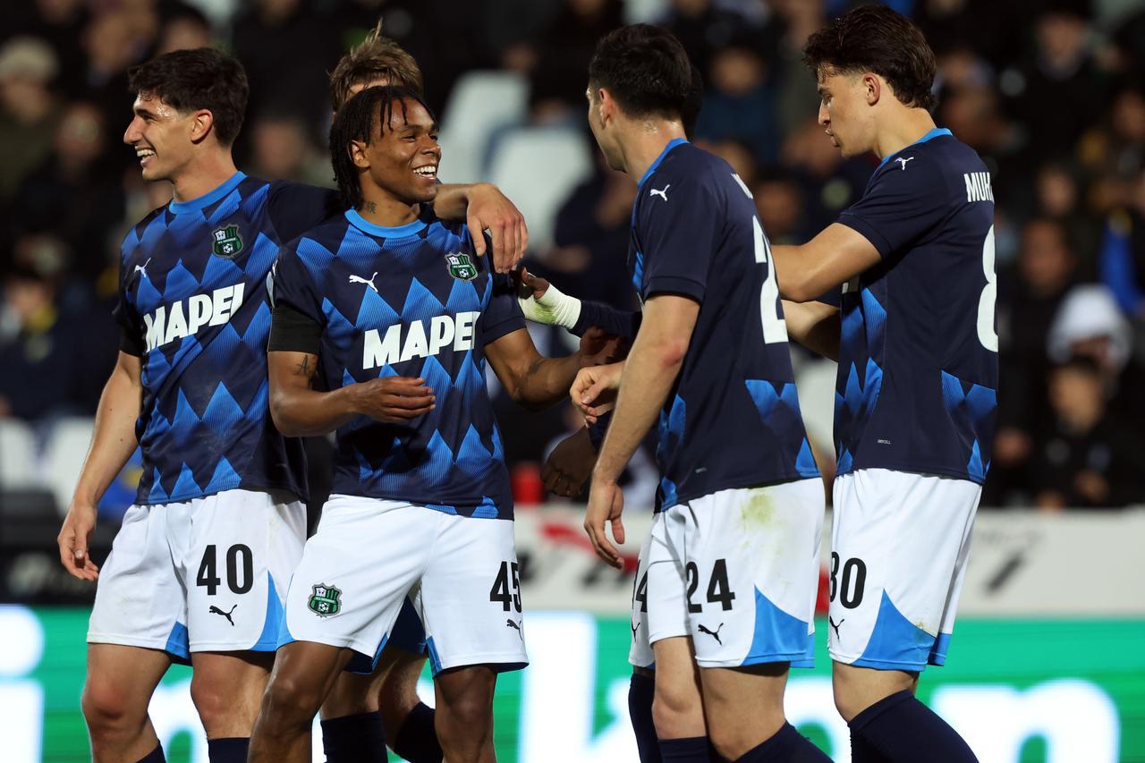 
	Laurient&eacute; festeggiato dopo la doppietta

