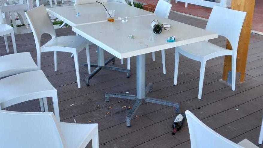 Rosignano, il lungomare è terra dei vandali: «Gang di ragazzi fanno il caos»