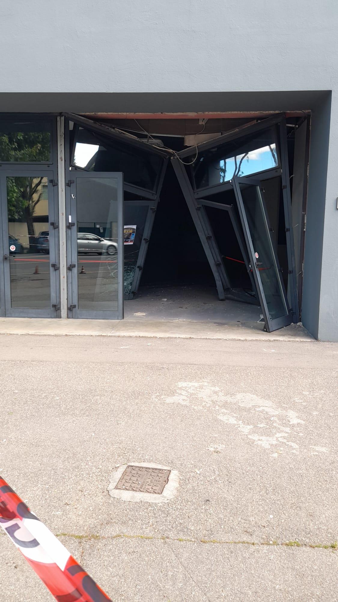 Firenze, auto sfonda l’ingresso del Memoriale delle deportazioni