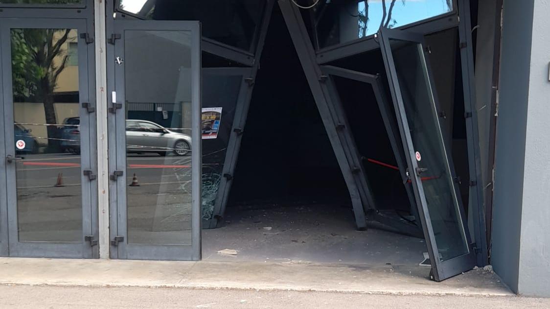 Firenze, auto sfonda l’ingresso del Memoriale delle deportazioni