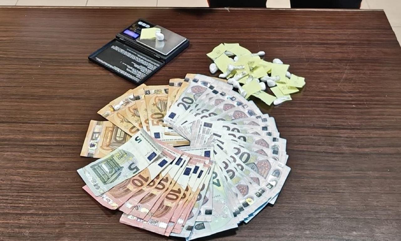Livorno, arrestato in piazza Attias con 22 dosi di cocaina e mille euro – Chi è
