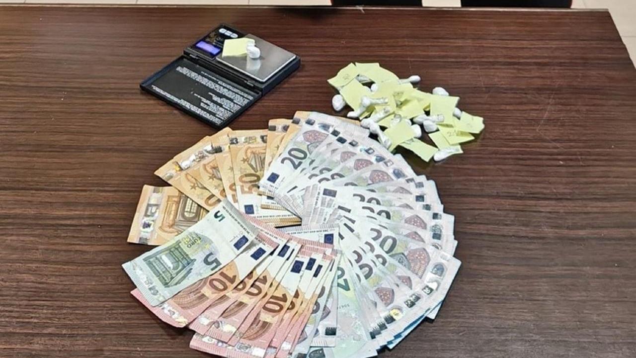 Livorno, arrestato in piazza Attias con 22 dosi di cocaina e mille euro – Chi è