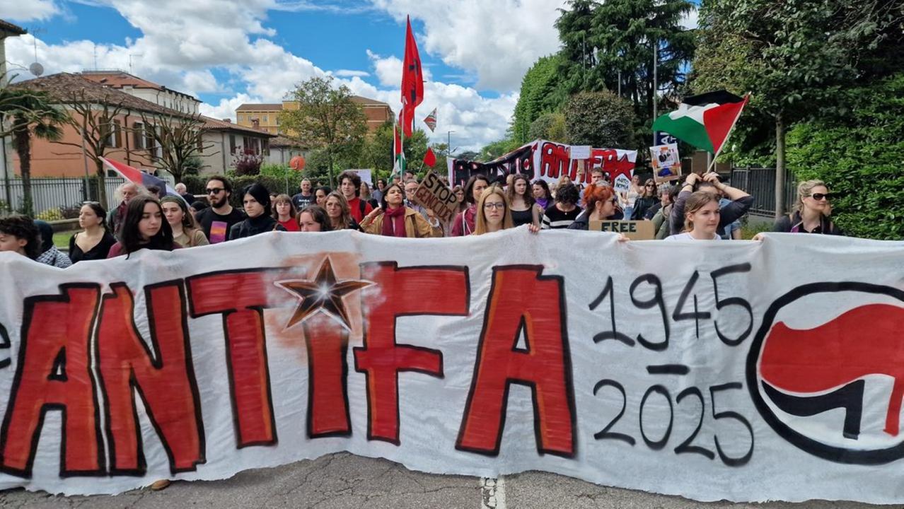 Corteo 25 aprile, Ferrara si spacca. Fratelli d’Italia: «Non si può bloccare il traffico. Più li si lascia liberi, più fanno peggio»