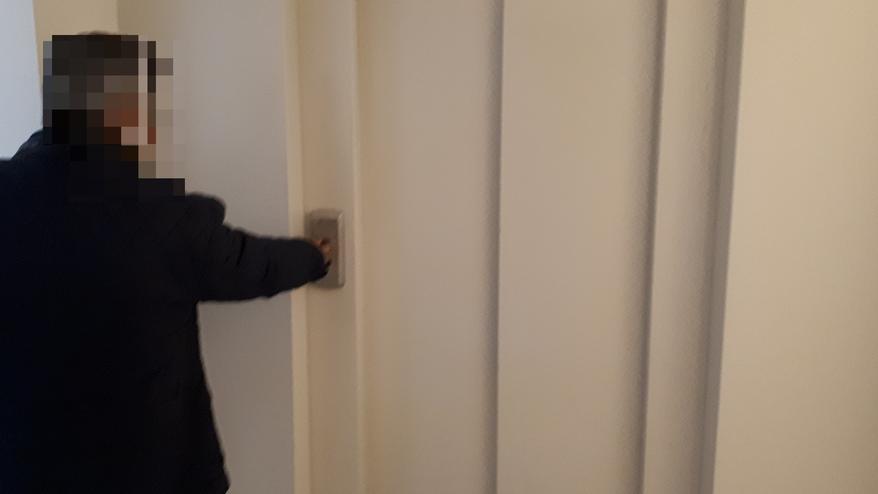 Cecina, ascensore fermo da sei mesi nella casa popolare: «Io e mia figlia siamo intrappolate»