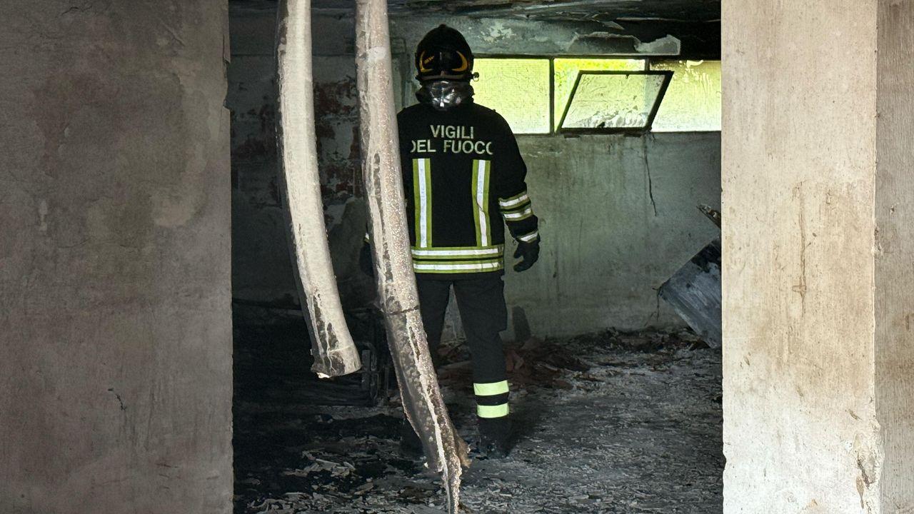 L'intervento dei vigili del fuoco (foto Nucci)