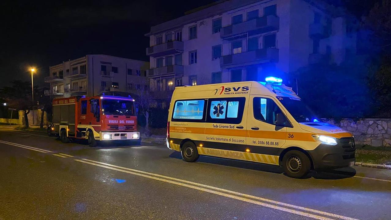 Un'ambulanza della Svs e i vigili del fuoco (foto d'archivio)