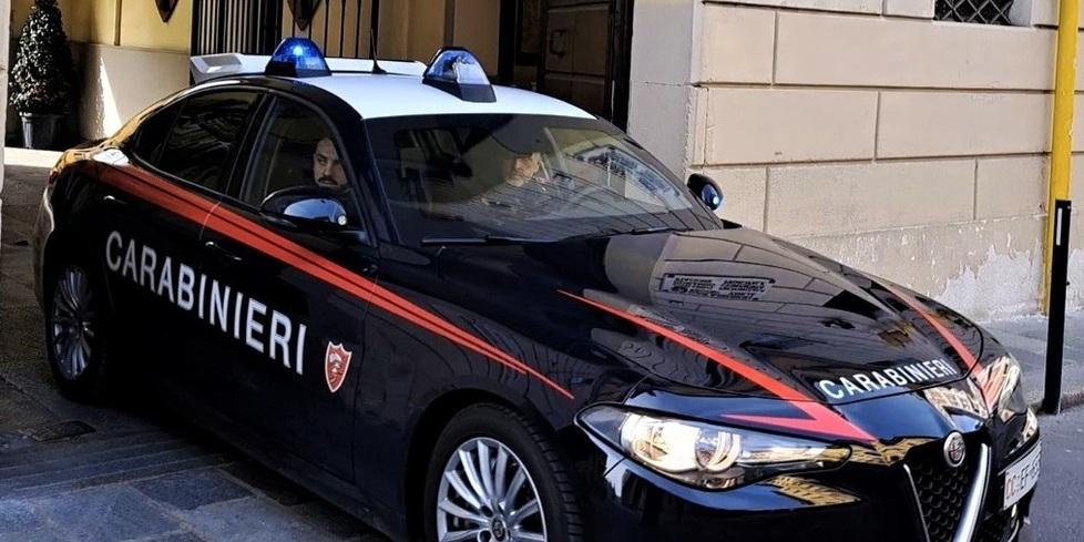 Chiede ai vicini di non urlare e viene aggredito: due denunce