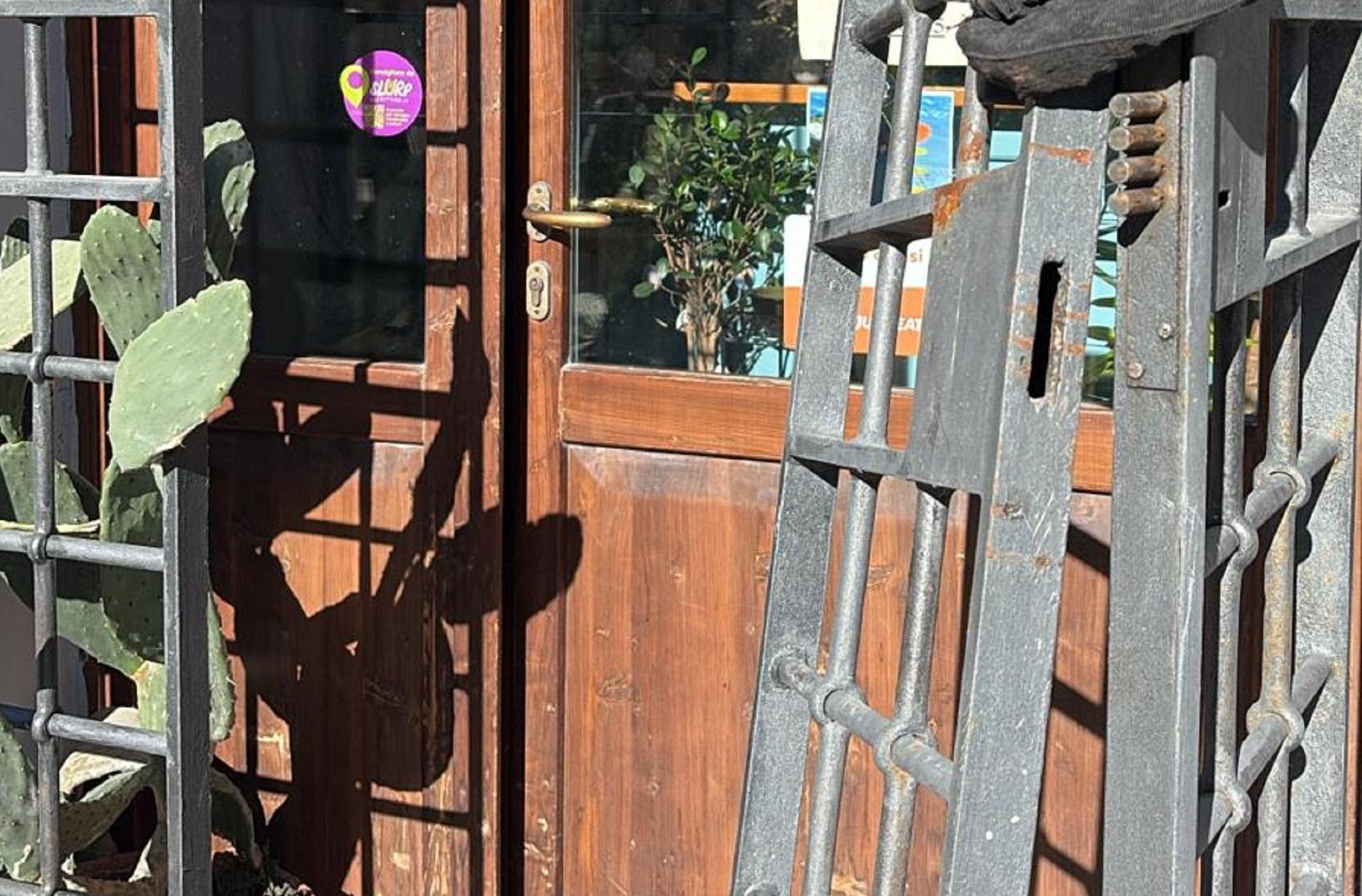 I danni al cancello di ingresso della "Cucina elementare"