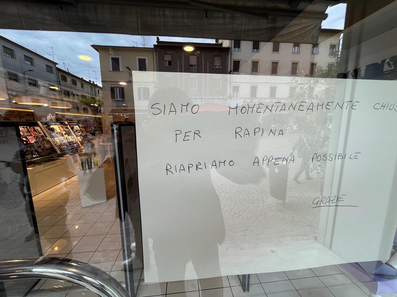 
	Il cartello dopo la rapina in profumeria (foto Stick)

