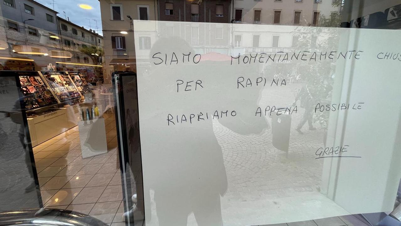 Il cartello dopo la rapina in profumeria (foto Stick)