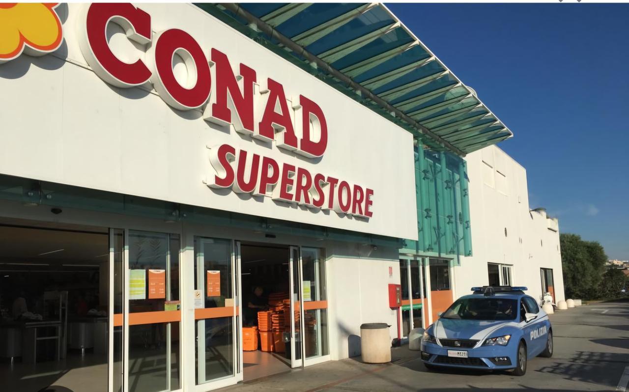 Spacciatore maldestro perde un chilo e mezzo di marijuana al supermercato