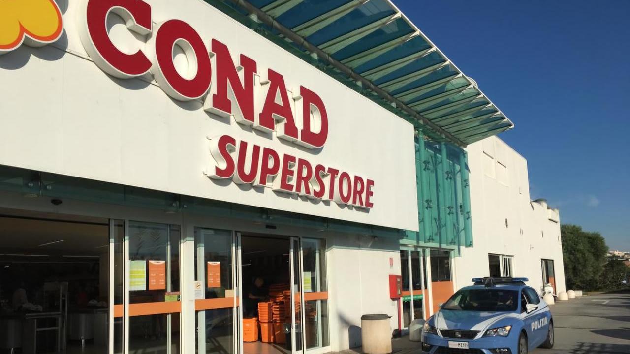 Spacciatore maldestro perde un chilo e mezzo di marijuana al supermercato