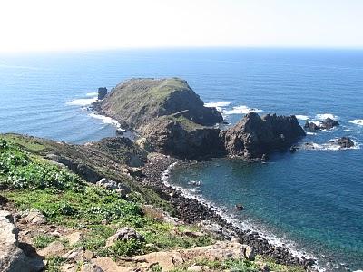 Trovato un corpo senza arti tra gli scogli di Capo Frasca