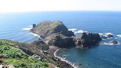 Trovato un corpo senza arti tra gli scogli di Capo Frasca