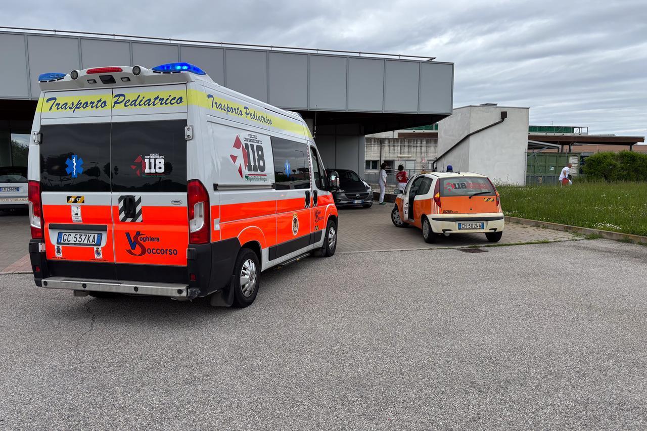 Ferrara, firma per le dimissioni volontarie e muore fuori dall’ospedale