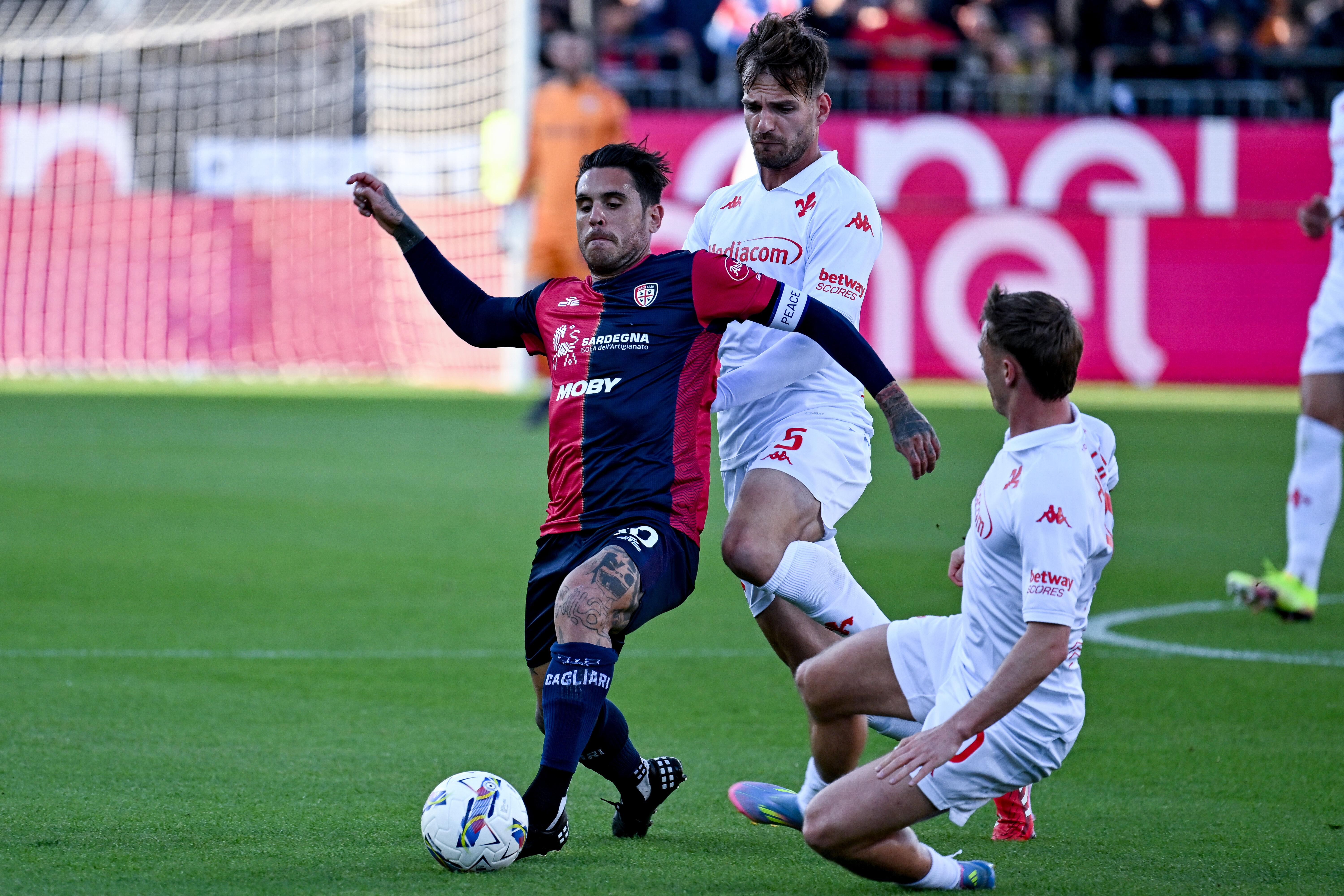 Un'azione di Cagliari-Fiorentina