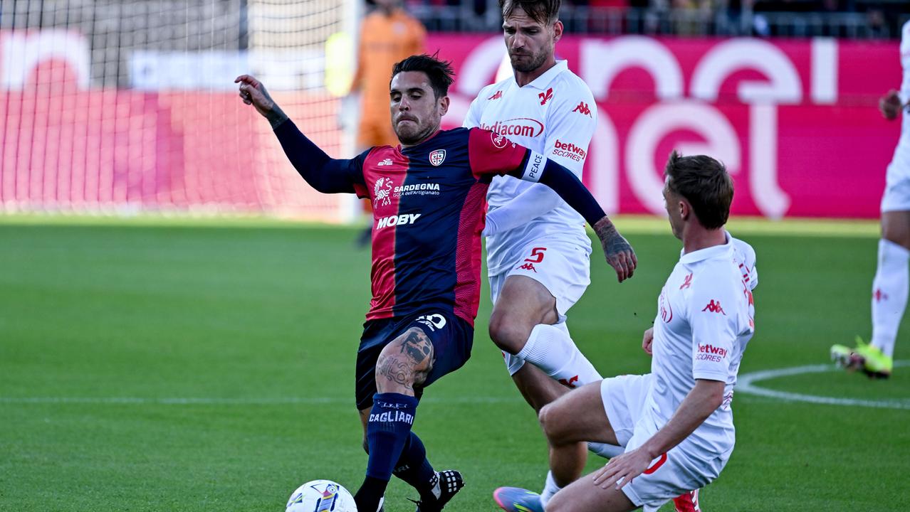Un'azione di Cagliari-Fiorentina