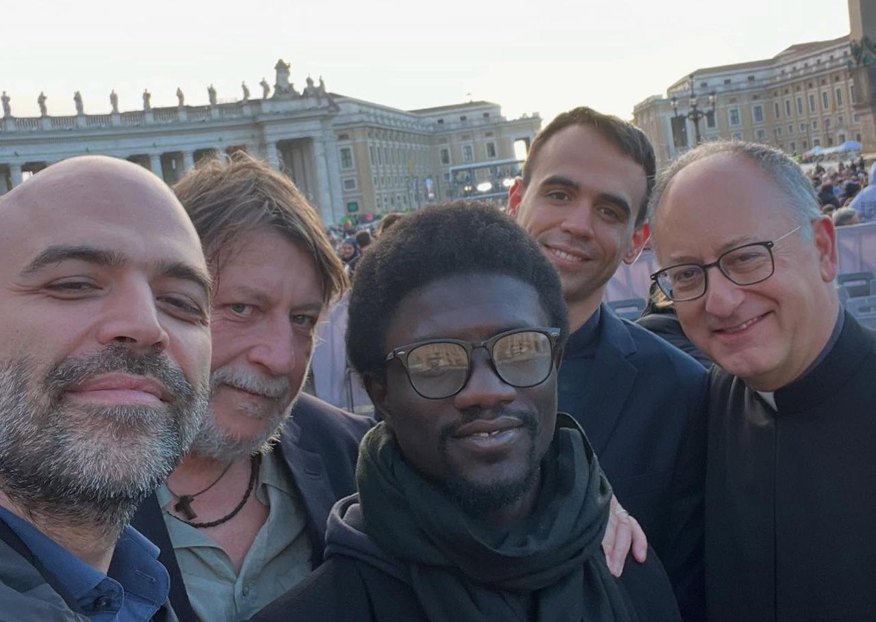 Roberto Saviano con don Mattia Ferrari, Luca Casarini e Mediterranea ai funerali di Papa Francesco: il suo messaggio