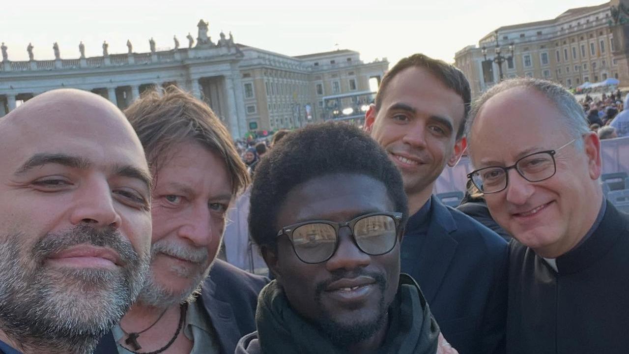 Roberto Saviano con don Mattia Ferrari, Luca Casarini e Mediterranea ai funerali di Papa Francesco: il suo messaggio