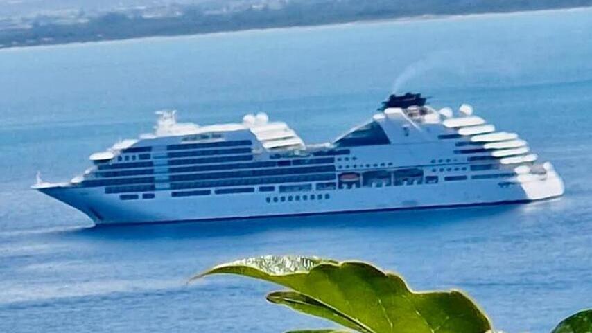 La Seabourn Ovation al largo di Porto Santo Stefano