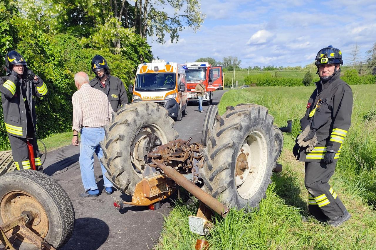 La ruota si stacca e l’agricoltore rimane sotto il trattore