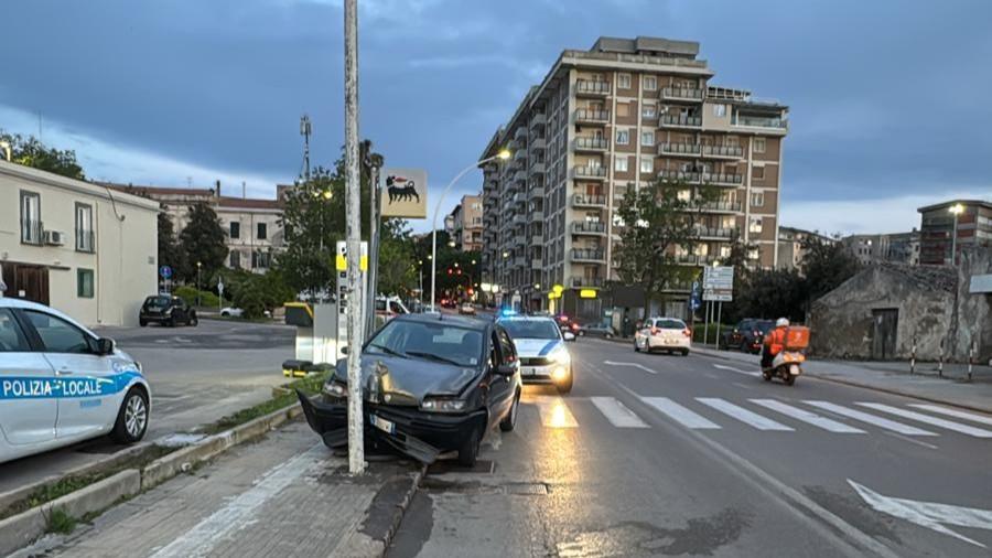 Perde il controllo dell’auto e si schianta su un palo dell’illuminazione pubblica