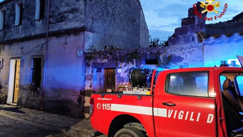 Rogo in un’abitazione, uomo salvato dal vicino di casa