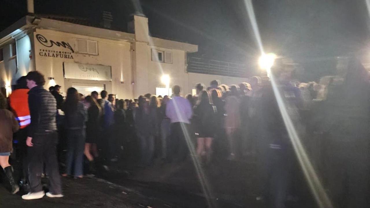 La situazione fuori dalla discoteca a Pasquetta