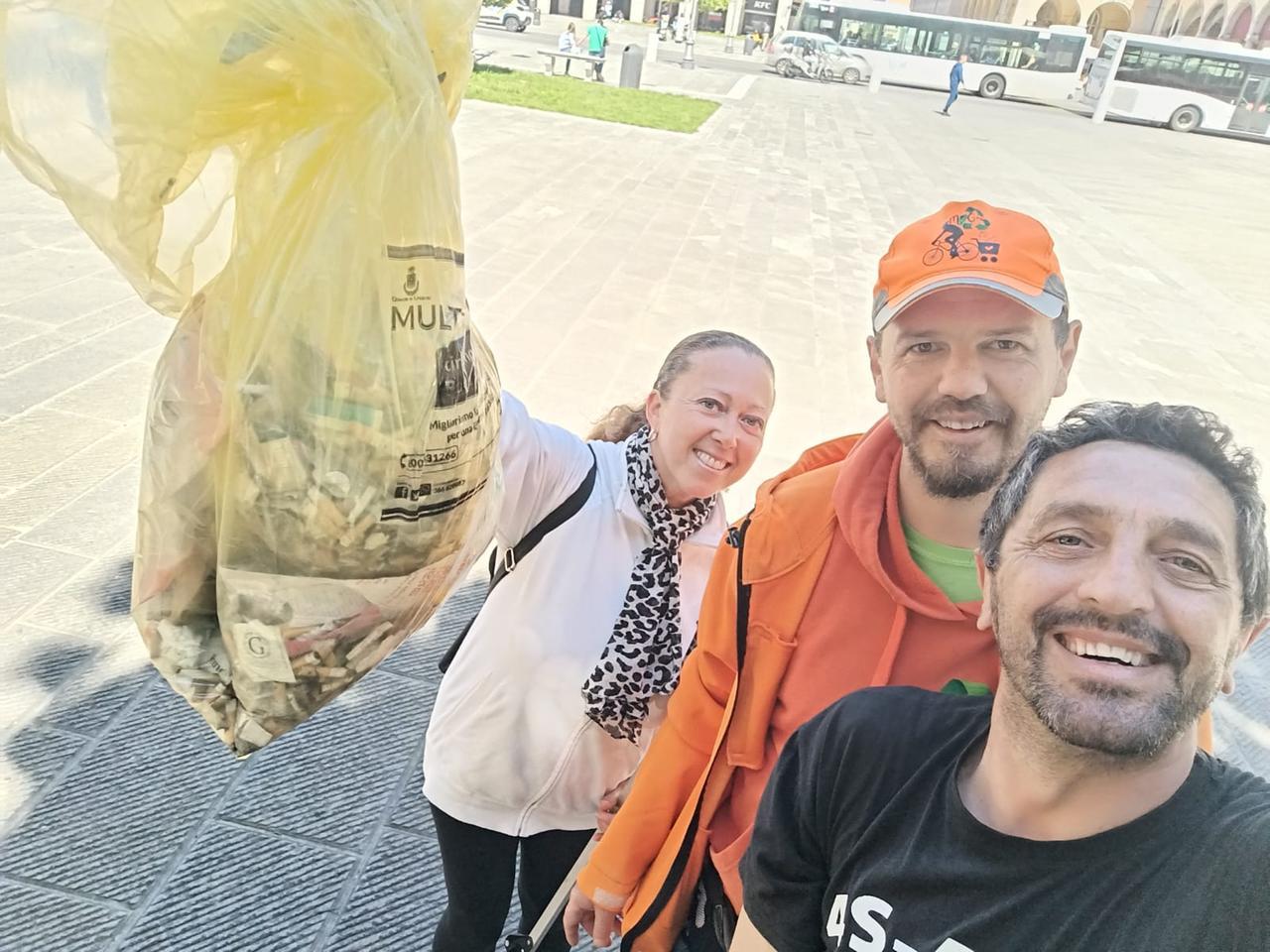 Livorno, Mr Green e i volontari ripuliscono piazza Grande dai mozziconi